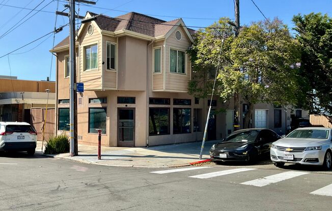 Updated TOP FLOOR 2BR/2BA FLAT! IN-UNIT LAUNDRY! DISHWASHER!