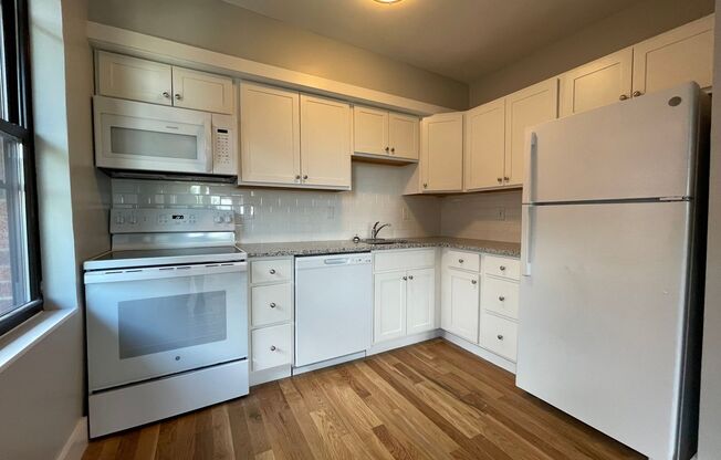 2 beds, 1 bath, 750 sqft, $2,199, Unit 5641 Hobart St. #B5