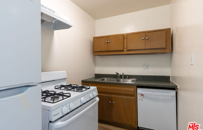 2 beds, 1 bath, 750 sqft, $2,450, Unit 19