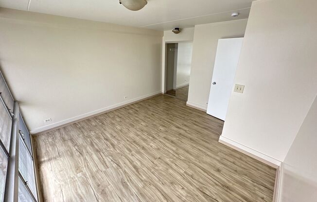 Secure Building. 11th floor 1bd/1ba w/assigned parking and a large private balcony. Facing the Sunrise & Tradewinds.