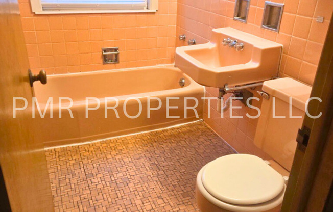 2 beds, 1 bath, $850, Unit 4516- 06