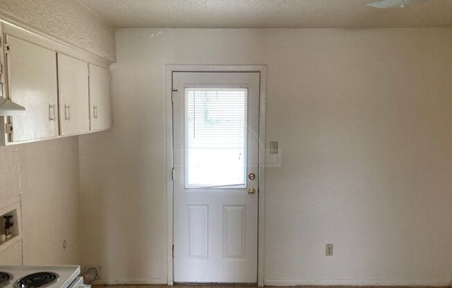 2 beds, 1 bath, $895, Unit 912 Travis Unit A