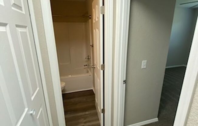 2 beds, 2 baths, 856 sqft, $920, Unit 2827-1811