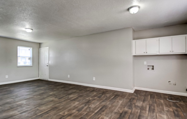 3 beds, 1 bath, $1,200, Unit 10A