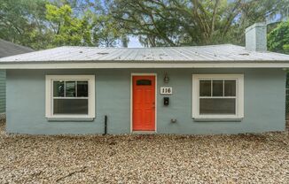 Newly Renovated 2 Bedroom House in Center of Town