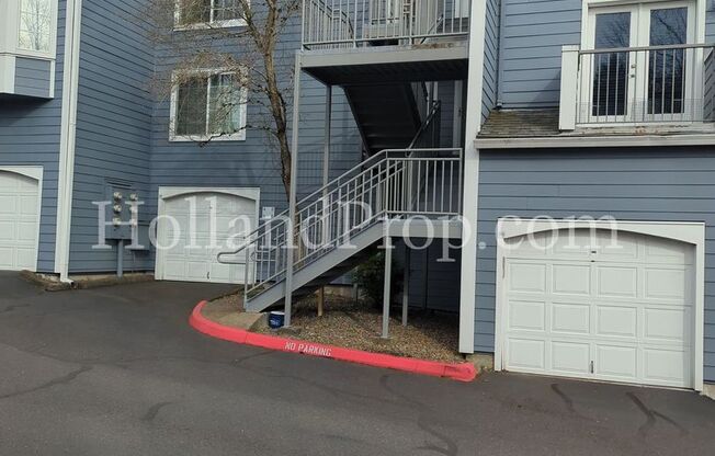 Great NW Portland Condo in Rock Creek ready for you!