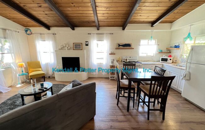 Adorable Aptos 2 bedroom, 1.5 bath beach cottage just a short distance to beach, restaurants, Ice cream and Hwy1.