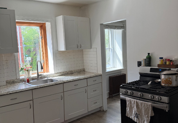 8 BERGES AVE