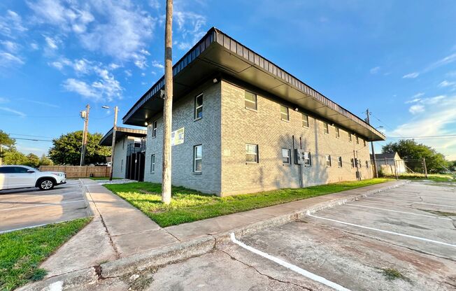 2 beds, 1 bath, 700 sqft, $725, Unit APT 4