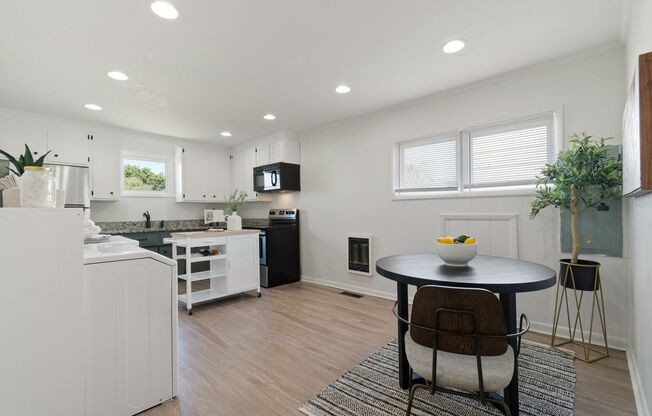 2 Bed/ 1 Bath Cottage in Charlotte Park, Fenced Yard and Pet Friendly