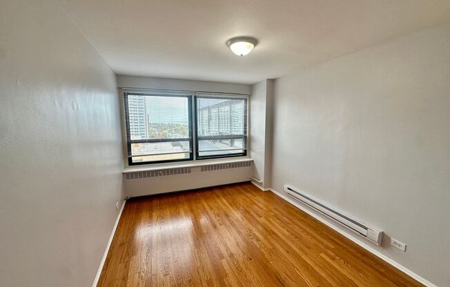 1 bed, 1 bath, 700 sqft, $1,900, Unit 418-1609