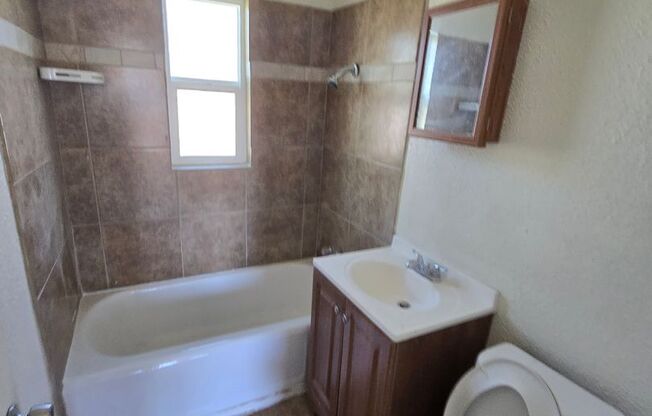 1 bed, 1 bath, 600 sqft, $825, Unit 4