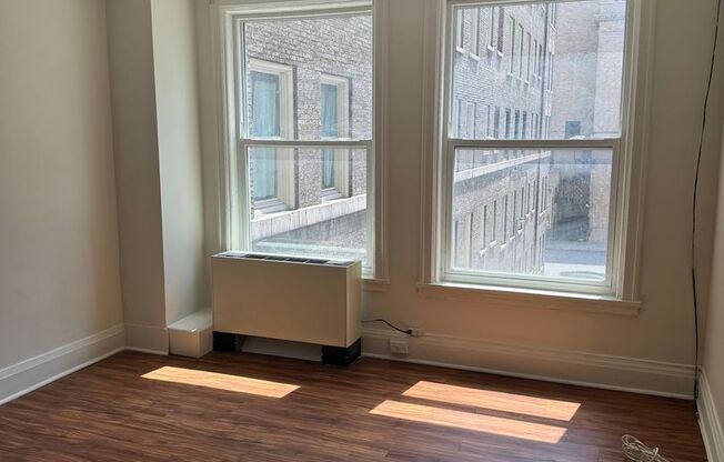 1 bed, 2 baths, 850 sqft, $1,500, Unit 300