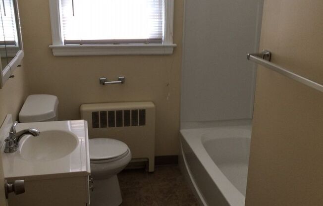 2 beds, 1 bath, $1,895, Unit SQ-189-3