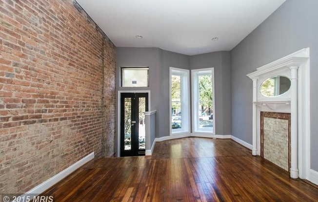 2025/2026 MICA off-campus 4bd/2.5ba in Bolton Hill w/ CAC & W/D! Available now!