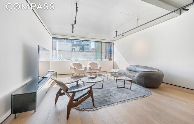 455 W 19 ST