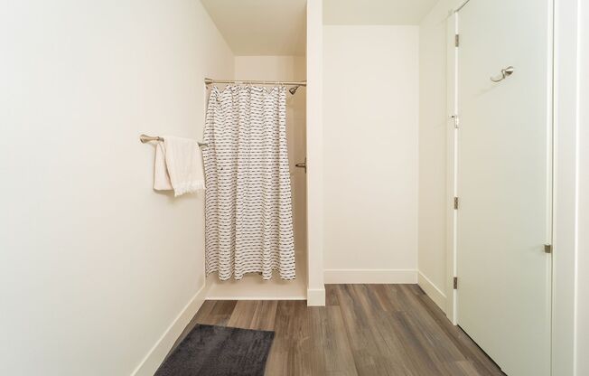 Studio, 1 bath, 325 sqft, $1,099, Unit 318