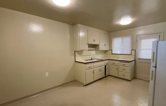 2 beds, 1 bath, $2,295, Unit Unit E