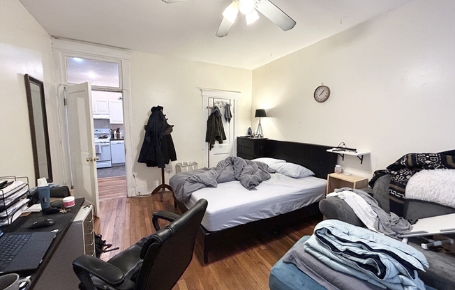 2 beds, 1 bath, $3,550, Unit 11