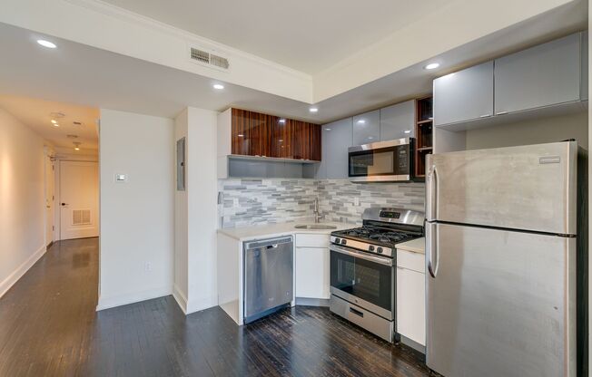 3 beds, 2 baths, 736 sqft, $2,695, Unit 36