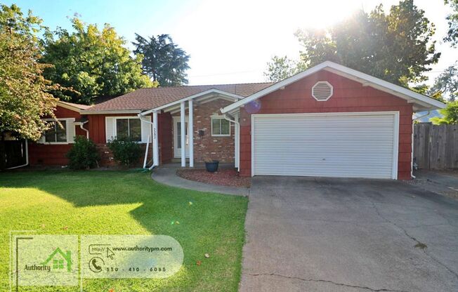 2202 Canal Dr - Family & Living Room with 2 Fireplaces | Tiled Walk-In Shower