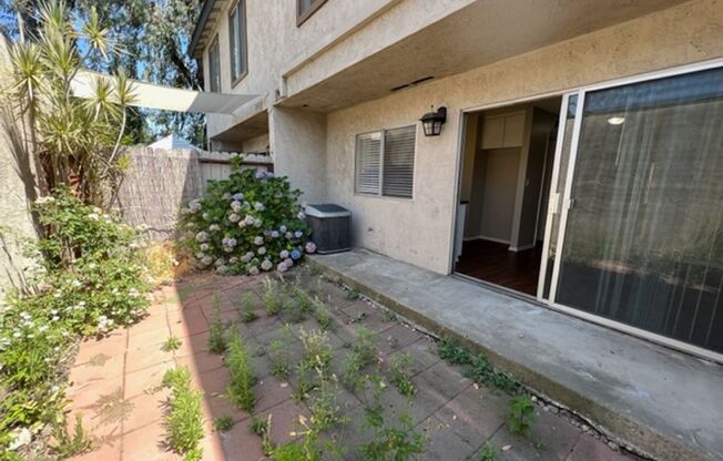 3 beds, 2.5 baths, $2,350, Unit 57