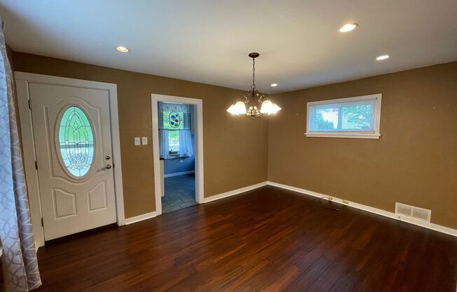 Charming 2BR Home with Large Yard & Porch in Mount Washington