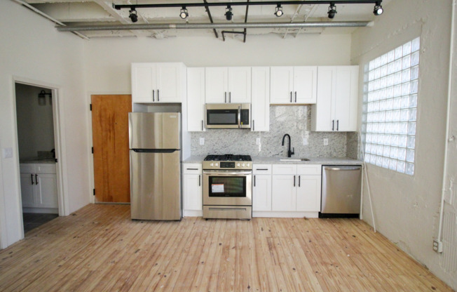Studio, 1 bath, 460 sqft, $1,695, Unit 900-409