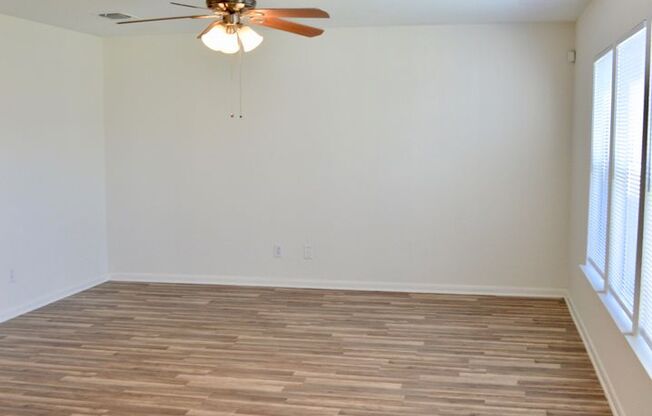 Amazing 4 bed 2 bath 2 story home in Hallie Heights!