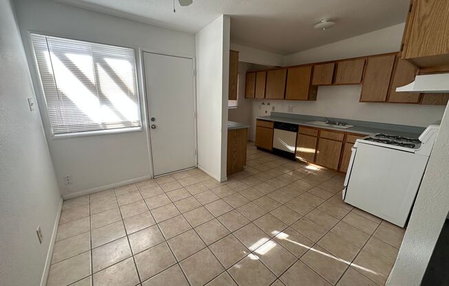 2 beds, 1 bath, $900