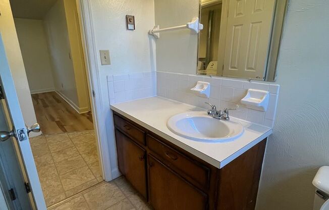 2 beds, 1 bath, 903 sqft, $1,290, Unit I-11