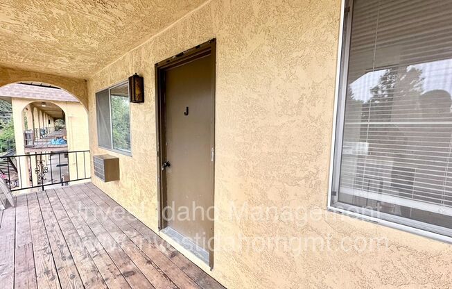 2 beds, 1 bath, 750 sqft, $1,095, Unit J