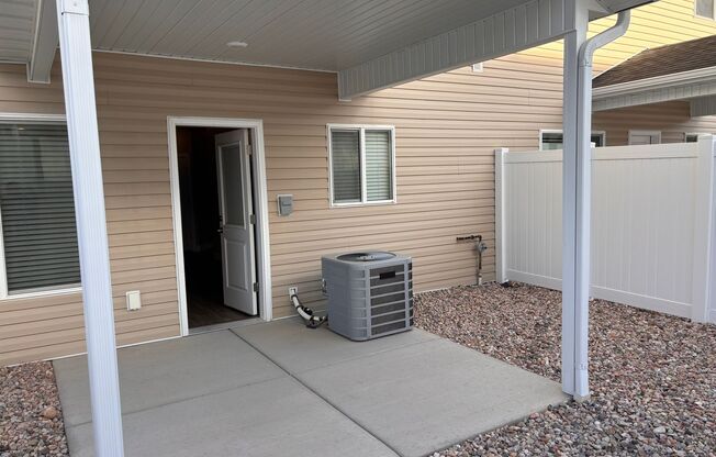 3 Bed Townhome with Washer/Dryer/Fridge Available Immediately!