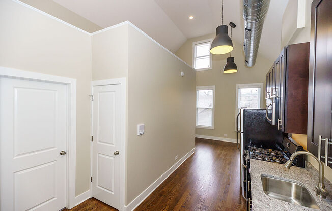 Top Floor Renovated 2 Bed / 1 Bath with Lofted Ceilings!