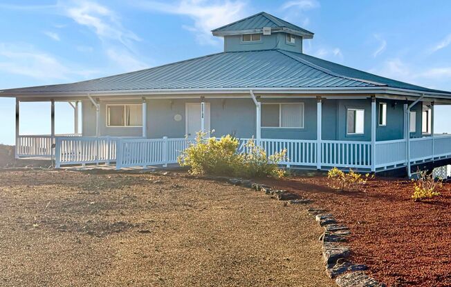 Escape to paradise with breathtaking vistas!