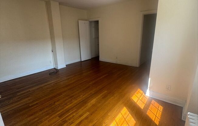 Studio, 1 bath, 294 sqft, $1,420, Unit New King Edward  9A4