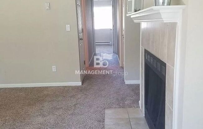 Murray Hill Ground Level Condo! Club House w/Pool & Fitness Center!