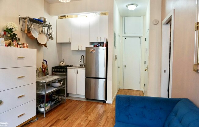 264 W 121 ST