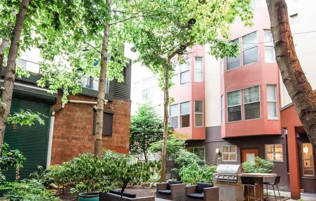 Seattle Apartments - Ellis Court Apartments - Common Courtyard and Gas Grill at Ellis Court Apartments, Washington
