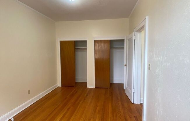 2 beds, 1 bath, $2,300, Unit B42