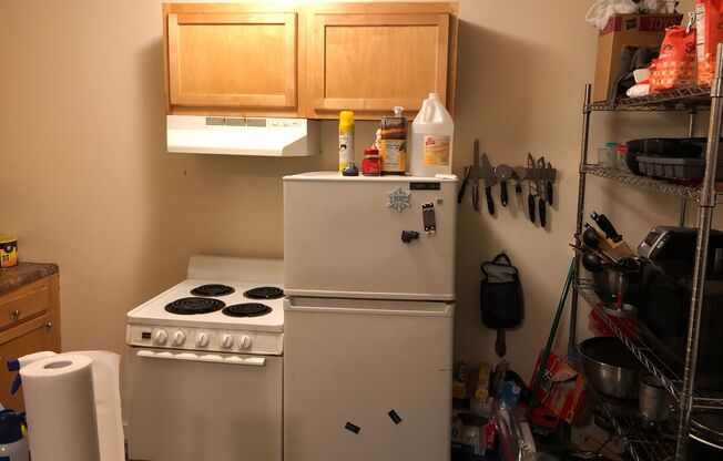 Studio, 1 bath, 295 sqft, $890, Unit B7