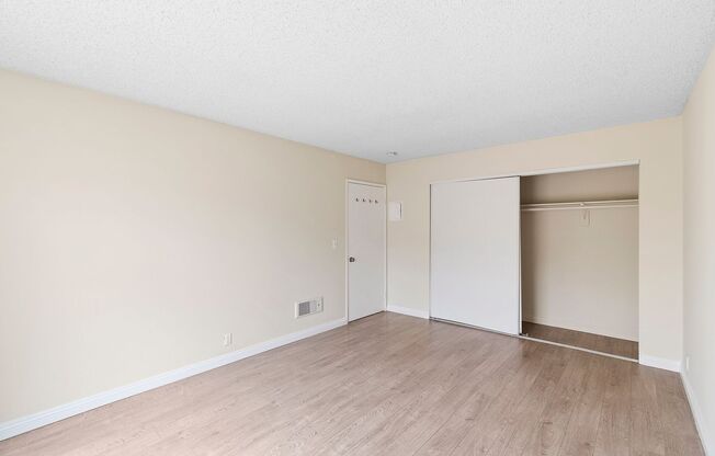 2 beds, 1 bath, $2,600, Unit 4