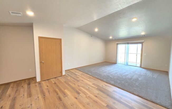 2 beds, 1 bath, 1,090 sqft, $1,230, Unit 3400 303