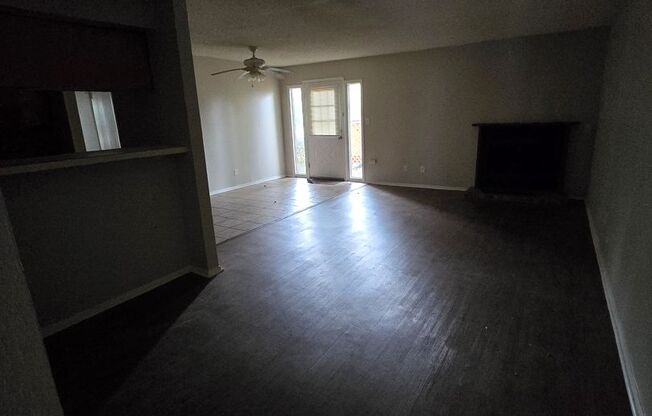 2 beds, 1 bath, 650 sqft, $900, Unit Apt 304