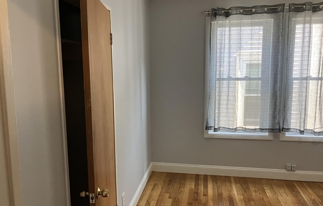 2 beds, 1 bath, $2,800, Unit 2