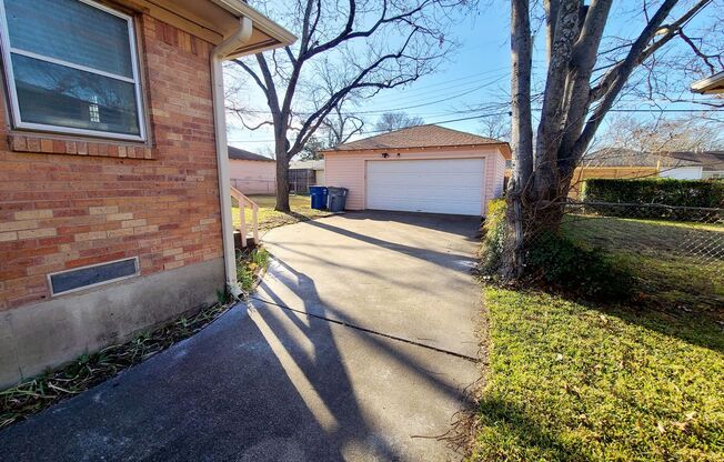 3 Bedroom, 2 Bath home in Casa View!