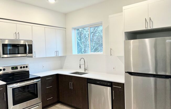1 MONTH FREE RENT! Brand New Modern Units in N. Tabor Neighborhood