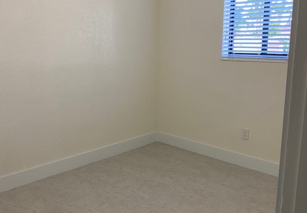 1331 W 33 ST