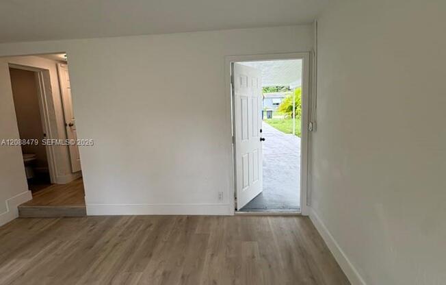 825 S 28 AVE