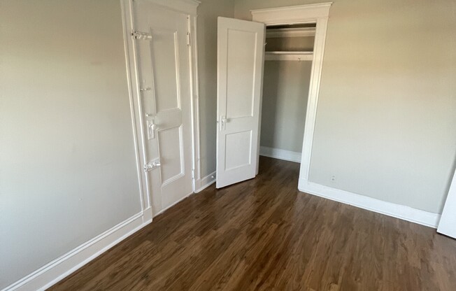 2 beds, 1 bath, $3,000, Unit 24